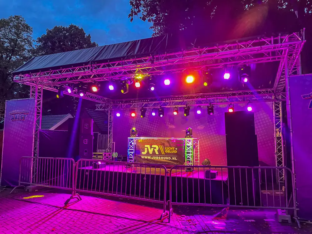 Buitenpodium of truss overkapping nodig? JVR Licht en geluid kan het op jouw event of feest verzorgen.