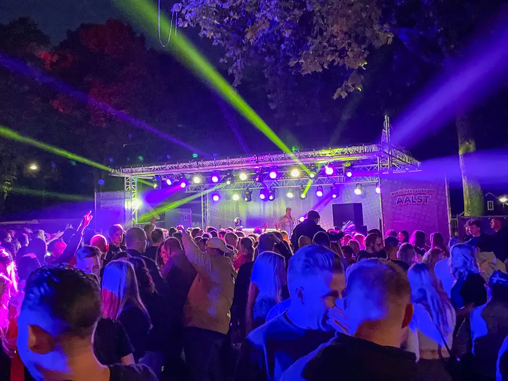 Buitenpodium of truss overkapping nodig? JVR Licht en geluid kan het op jouw event of feest verzorgen.