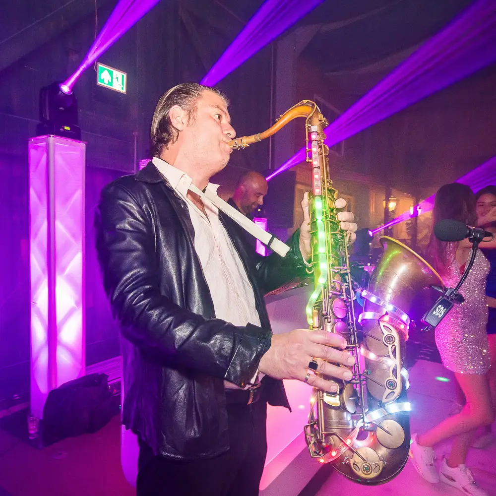 Saxofonist op jouw feest? JVR Licht en Geluid kan het voor jou verzorgen.